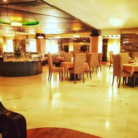 Travello Hotel Manado Exteriör bild