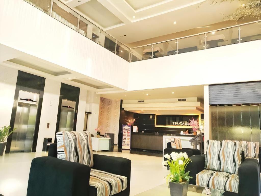 Travello Hotel Manado Exteriör bild