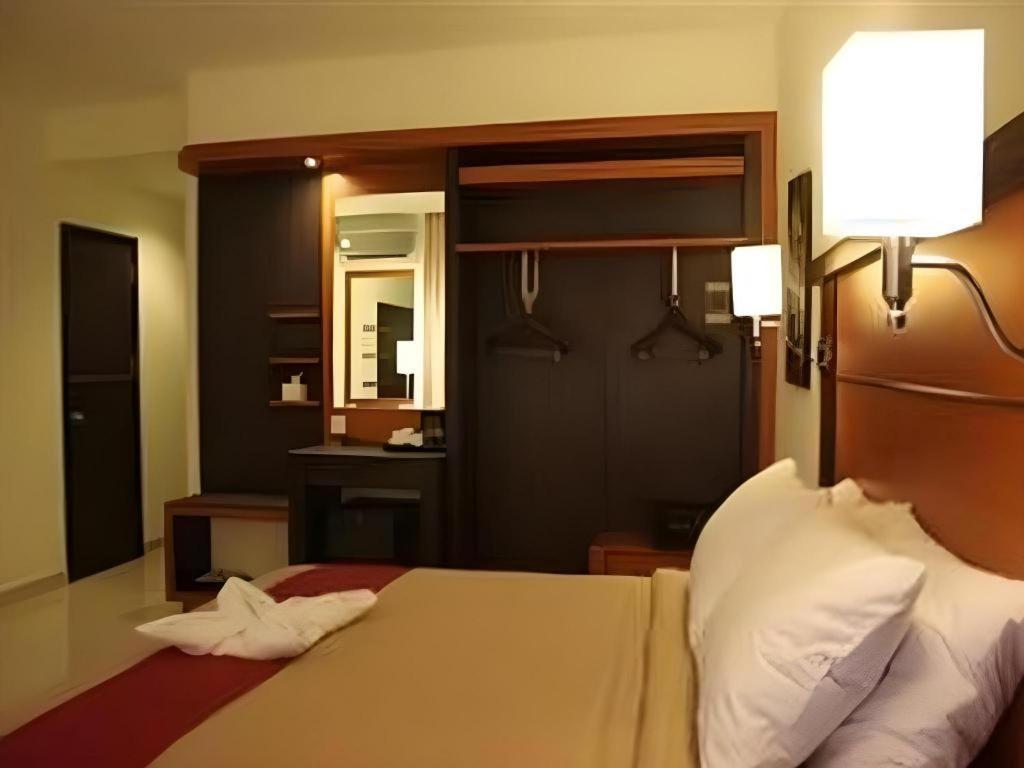 Travello Hotel Manado Exteriör bild